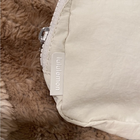 LULULEMON ✨ NwT ✨ White Opal Everywhere Belt Bag​​​​​​ - Picture 3 of 7